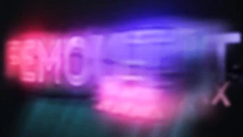 Tgirl tatuada se fode sozinha com dildo