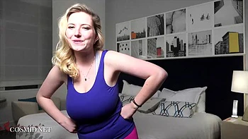 Rubia rellenita con tetas enormes provocando