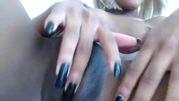 Camgirl fode bunda grande sozinha com dildo e brinquedos