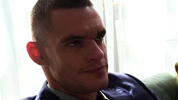 Zorra rubia recibe polla dura en su coño