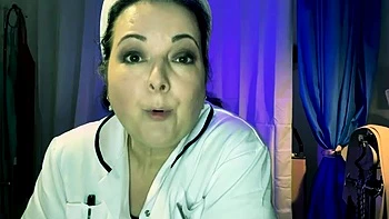 Enfermeira morena cruel sufoca mulher madura com saco plástico