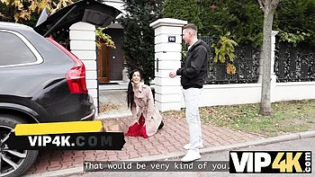 Charlie Dean mûre se fait baiser fort avec grosse queue blanche