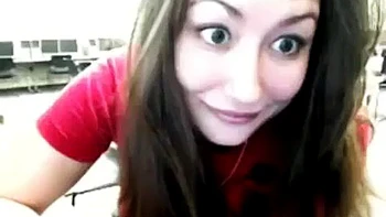 Brünette mit großen Titten masturbiert live am Webcam