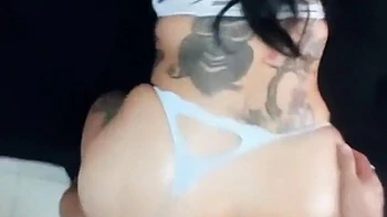 Fesse huilée colombienne léchée à quatre pattes