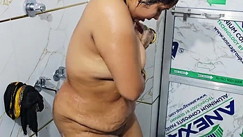 Jeune indienne ronde nue sous douche froide solo