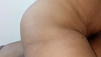 Desi-Mädchen mit großem Arsch wird hart gefickt