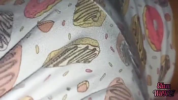 Demi-sœur Desi montre sa chatte poilue