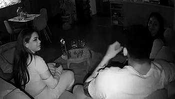 Voyeur filmt heiße MILF mit geilen Arsch