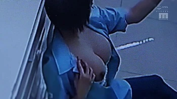 Loira asiática sensível treme durante a foda após procura de emprego