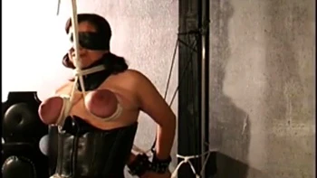 Peitos grandes da Emma amarrados e chicoteados