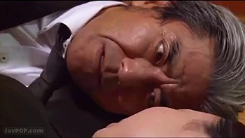 Азиатская милфа трахается по-японски