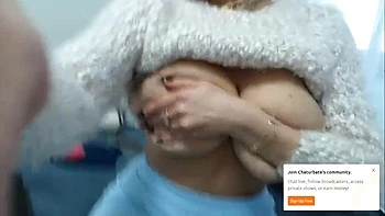 Блондинка с большими сиськами дразнит на камеру