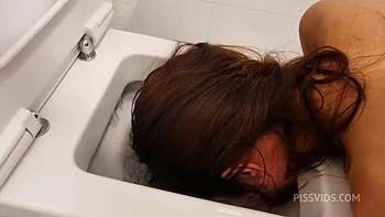 Jureka Del Mar, Toiletten-Schlampe: Fisting, Pissen und Milch danach