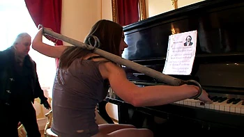 Domina allemande défait son soumis en BDSM