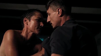 Milf de pelo corto disfruta un trío sensual al aire libre