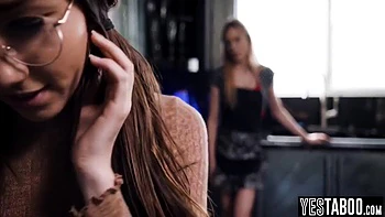 Nerd-Teen Aiden Ashley fickt Freundin ihrer Milf-Stiefschwester