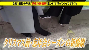 Feuchte Sklavin pinkelt und wichst