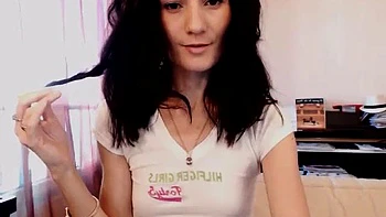 Amadora dando buceta e brincando com dildo na webcam