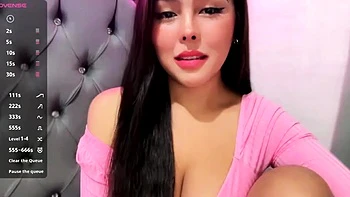 Süße lockige Brünette masturbiert solo vor der Webcam