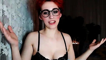 Ruiva árabe com peitos grandes fazendo show de óleo na webcam