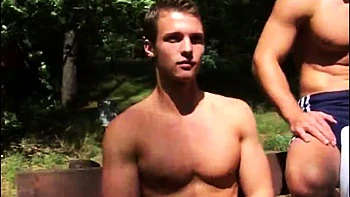 Alex et Cliff en trio bisexuel sexy en plein air avec ados