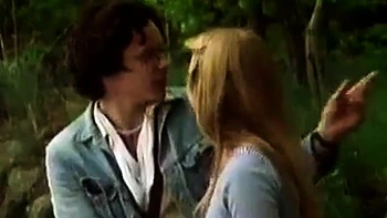 Baiser hardcore en extérieur avec la blonde poilue Christa