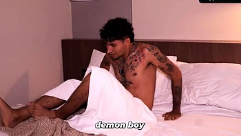 Heiße braunhaarige Mutter duscht und fickt mit Stiefsohn