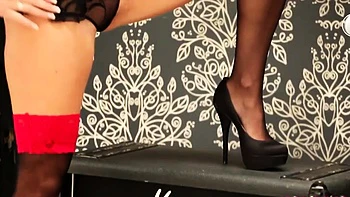 Danni King strippt solo in verführerischen Strümpfen