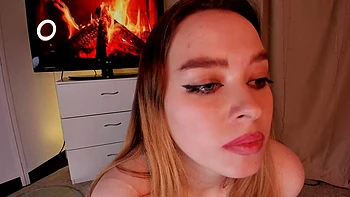 Tía amateur con tetas grandes chupando polla