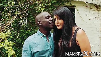 Milf brune de Mariska X baisée à l'extérieur par un gros sexe