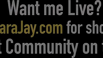 Sara Jay et sa grosse chatte en plein air