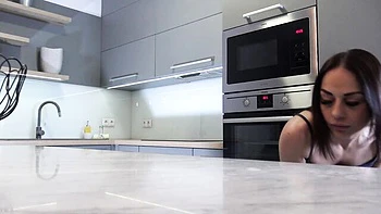 Milf morena com peitos e bunda grande de saia curta