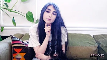 Худая эмо тгёрл с маленькой грудью мастурбирует одна