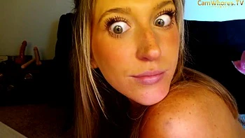 Blonde mignonne fait une pipe sexy en amateur