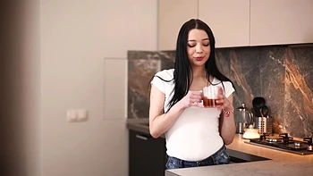 Morena russa Emily Bender transa na cozinha com o namorado