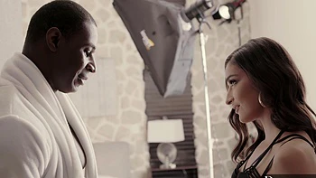 Emily tem a buceta cheia de BBC em sexo interracial quente