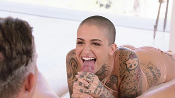 Мик Блю и Лей Рэйвен жестко трахаются в нейлоне и белье