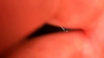 Brune chaude suce et chevauche un gros black en voiture