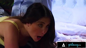 Скучающая миниатюрная Джейн Уайлд грубо отшлепана няней Лилли Белл