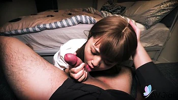 Chica asiática en uniforme hace mamada y se toca la concha