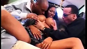 Peitos pretos grandes, dupla penetração e gozada