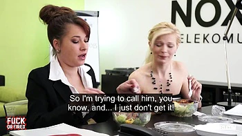 Fille sexy se baise seule : pipe, levrette, cowgirl