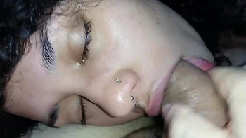 Puta morena se masturba con facial en la cara