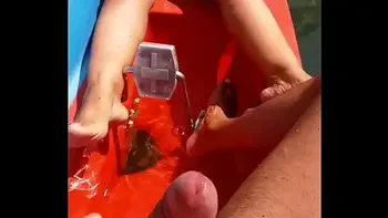 Mio marito mi fa video mentre mi masturbo la figa sulla barca in riva al lago era pieno di gente che sicuramente guardava, tutto molto eccitante!