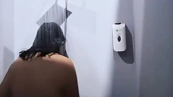 Morena indiana fodendo no chuveiro para o namorado