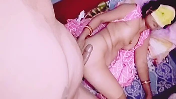 La demi-soeur est une salope méchante à baiser