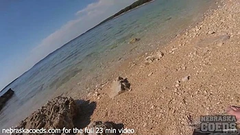 Bruneta amadora faz deepthroat e creampie na praia