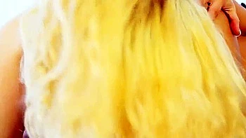 Blonde Lesben Cali Carter & Catie Parker geil beim Pissspiel