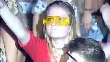 Rubia amateur con culo grande folla y se masturba