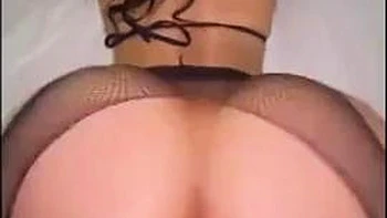 Tolle Fotze saugt Schwanz und fickt Doggy und Missionar